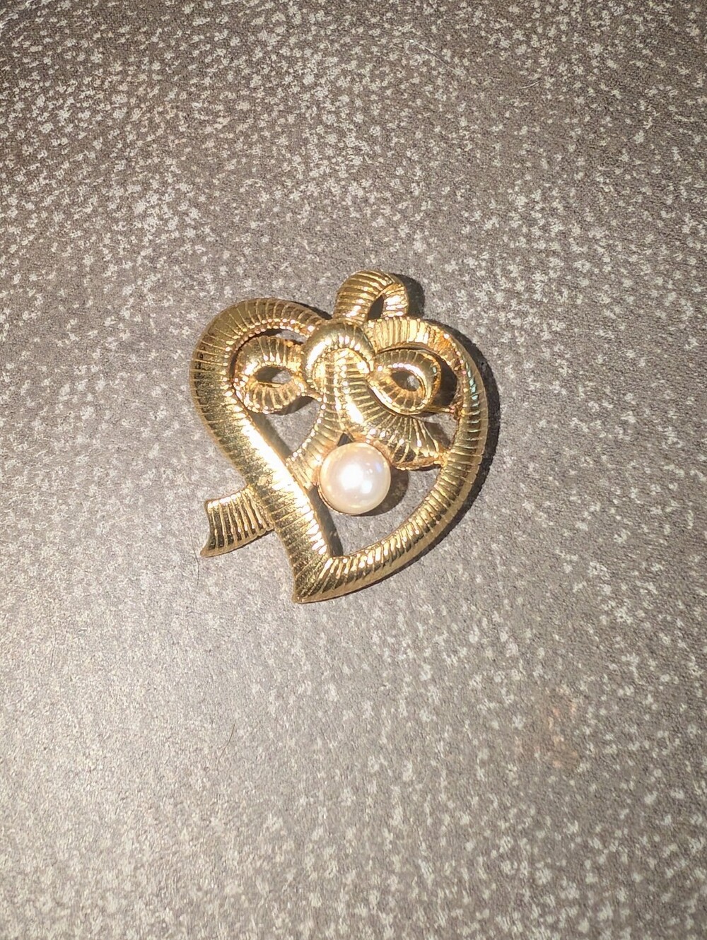 Vintage Textured Gold Tone Heart Brooch W/ Pearl